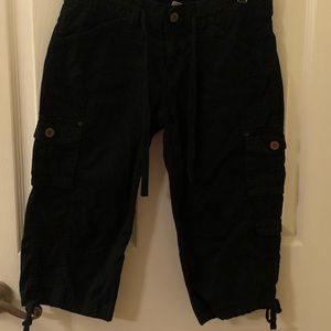 •Black cargo capris•